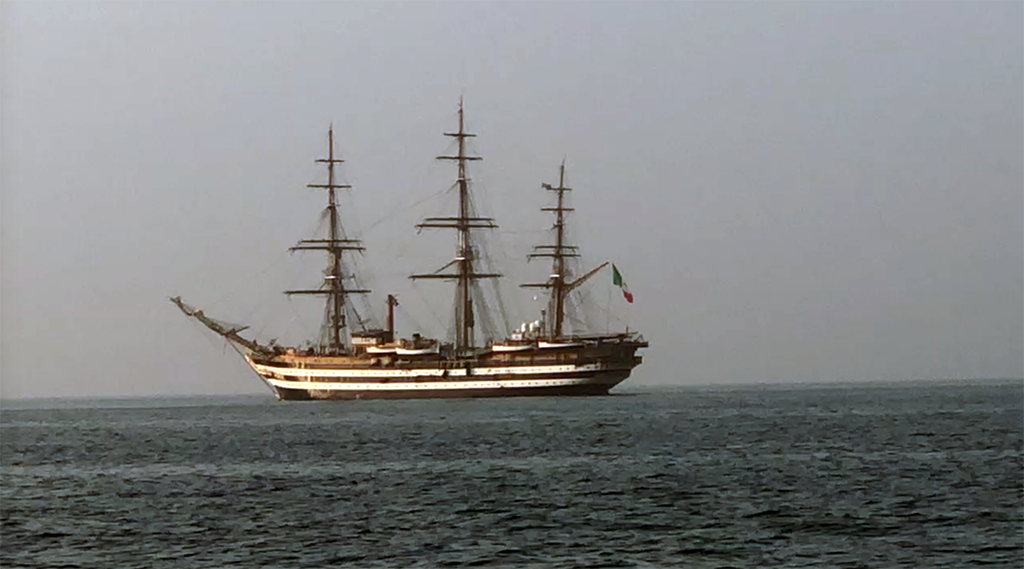 Amerigo Vespucci in navigazione a vele ammainate
